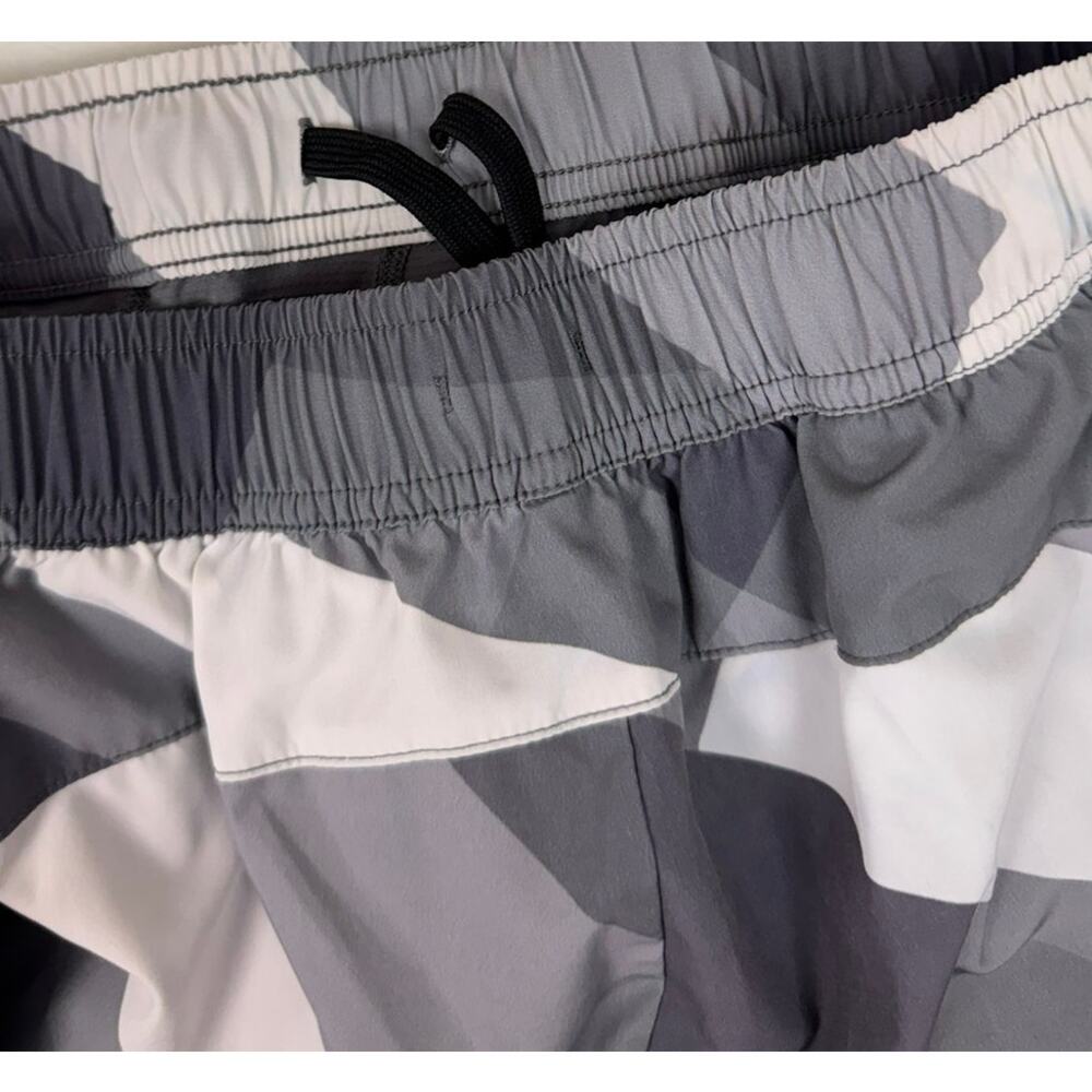 PELOTON 8" Training Shorts Lined United Turin Shorts Geometric Medium - Picture 5 of 9